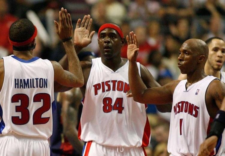 失准！怀特半场13投仅2中，此前两场他均砍下30+（手感冰凉！怀特半场13投仅2中，前两战连飙30+）