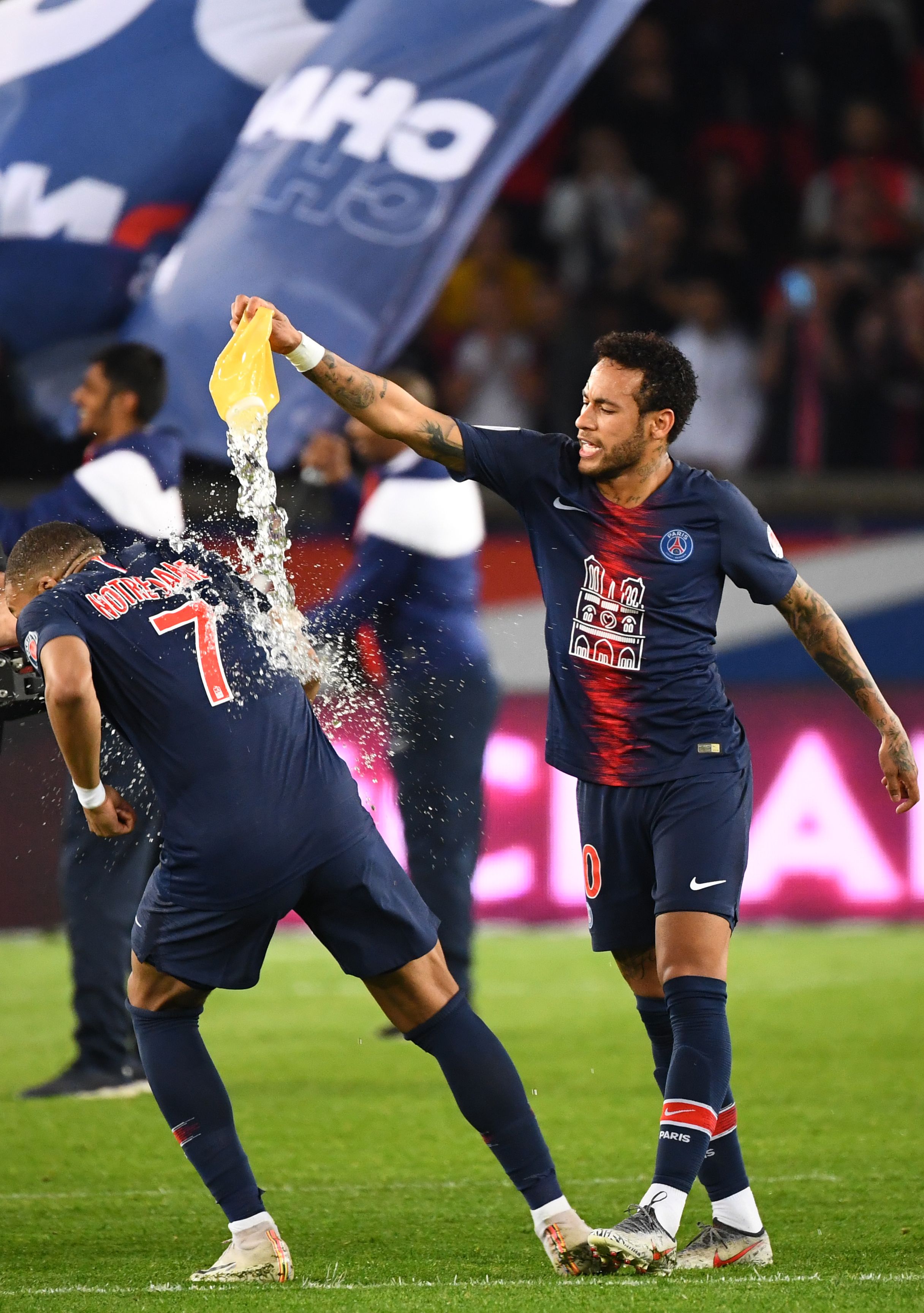 内外开花！刘雁宇面对王哲林连得5分 帮助吉林打停上海（内外开火！刘雁宇对位王哲林连拿5分 助吉林逼停上海）