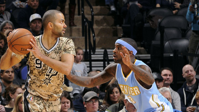 前锋关键时刻破门，球队士气高涨（射手临危建功，全队斗志被点燃）