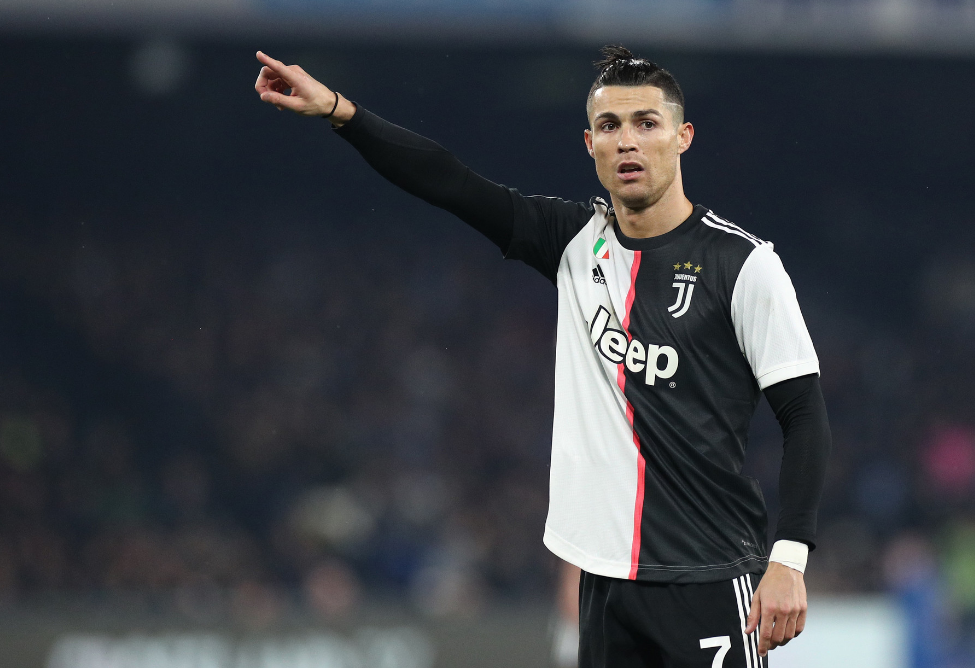 先声夺人！卡森·华莱士面断吉莱斯皮 反击直接上篮拿到首分！（率先发难！卡森·华莱士正面抢断吉莱斯皮，快攻上篮首开纪录！）