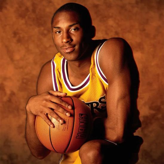 火箭半场篮板碾压对手仍落后，快船9记三分成反超关键（火箭半场篮板优势明显却仍落后，快船9个三分球扭转战局并反超）