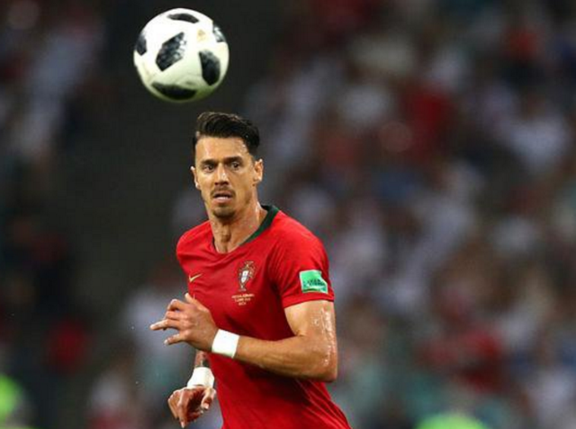 记者：德容因个人事务缺席对阵阿拉维斯的比赛（记者：德容因私事无缘与阿拉维斯之战）