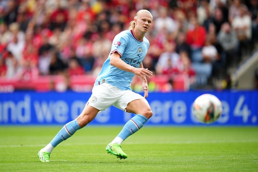 一波三折！邮报：曼联前锋谢什科因食物中毒，复出再次推迟（邮报：谢什科食物中毒，曼联前锋复出计划再度延后）